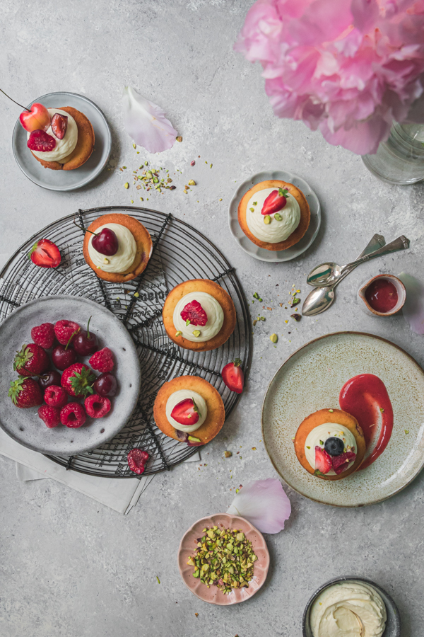 Travail sur la composition d'une scénographie autour de moelleux fruits rouges