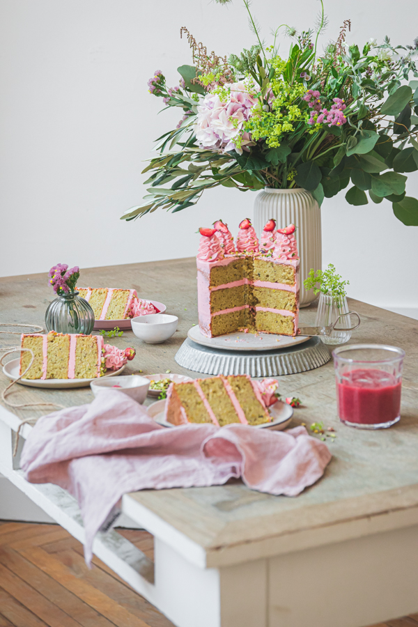 Photographie autour d'un layer cake fraise pistache