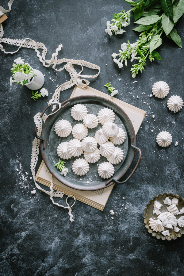 Vue de dessus de meringues prise pendant le workshop de photographie culinaire Food & fleurs