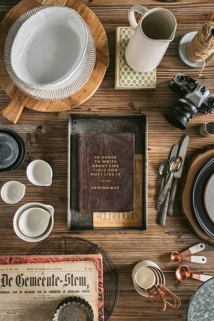 Vue de dessus d'accessoires pour photographe culinaire avec un accent mis sur les matières et objects vintage.